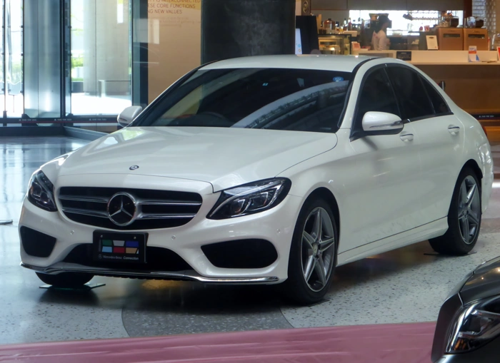 Mercedes C200 na cor branca. Falando sobre bmw 320i vs mercedes c200.