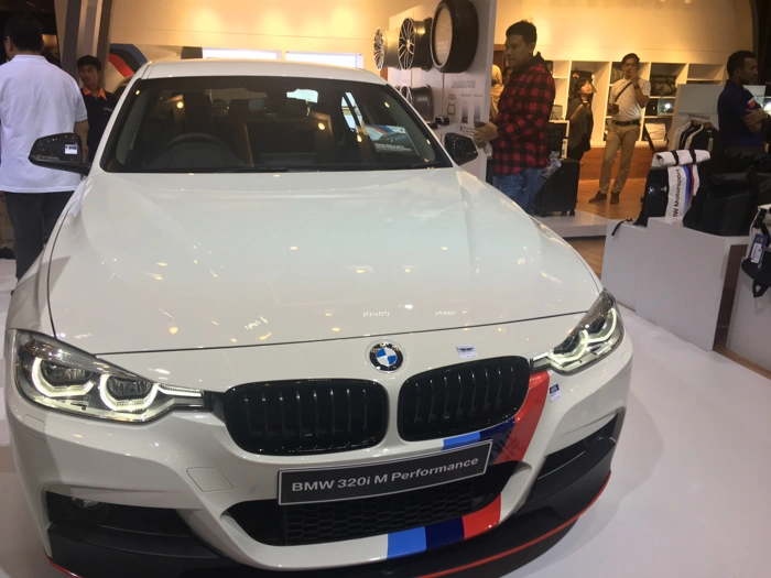 BMW 320i na cor branca e com kits esportivos. Falando sobre bmw 320i vs mercedes c200.