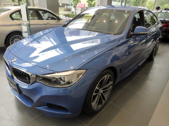 BMW 320i na cor azul. Falando sobre bmw 320i vs mercedes c300.