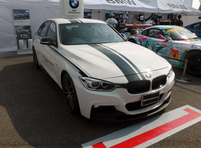 BMW 320i branca com kit esportivo. Falando sobre bmw 320i vs mercedes c180.