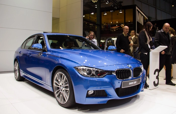 BMW 328i azul. Fazendo o comparativo bmw 328i vs mercedes c250.