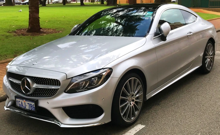 Mercedes C300 na cor champagne. Falando sobre bmw 320i vs mercedes c300.