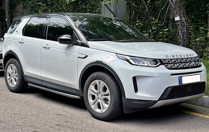 Discovery Sport branca. Falando sobre os carros de luxo mais roubados do Brasil.