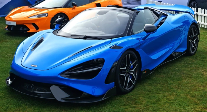 mclaren 765lt azul. falando sobre quanto custam os seguros dos carros mais caros do país.
