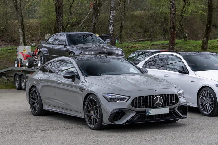 mercedes-benz s 63 amg e-performance estacionado em meio a outros carros. falando sobre quanto custam os seguros dos carros mais caros do país.