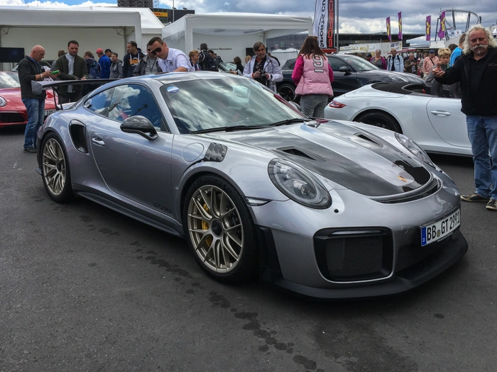 porsche 911 gt2 rs com pintura esportiva. falando sobre quanto custam os seguros dos carros mais caros do país.