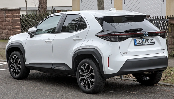 Perspectiva traseira de um Yaris Cross branco. Falando sobre o seguro toyota yaris cross.