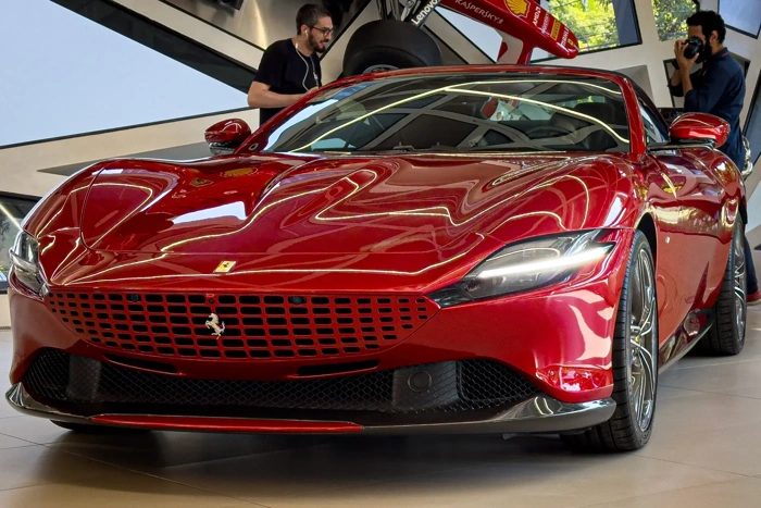 Ferrari vermelha de frente. Falando sobre seguro de uma ferrari de 3 milhoes.