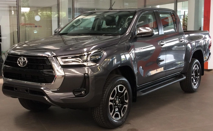 Toyota Hillux SRX na cor cinza escuro. Falando sobre os carros de luxo mais roubados do Brasil.