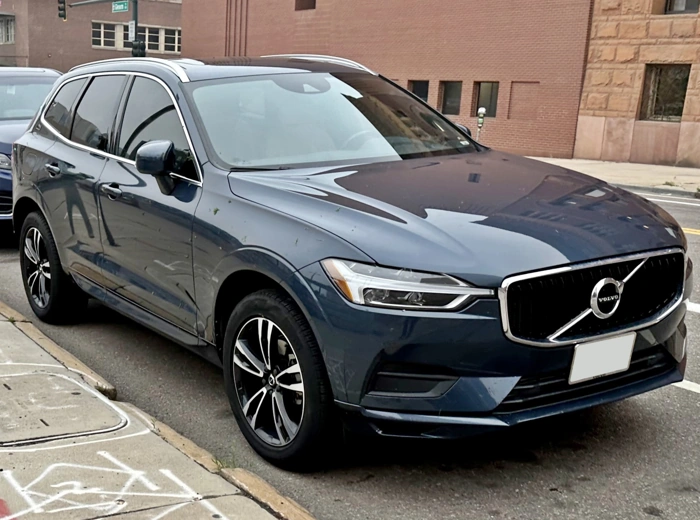 Volvo XC60 azul. Falando sobre os carros de luxo mais roubados do Brasil.