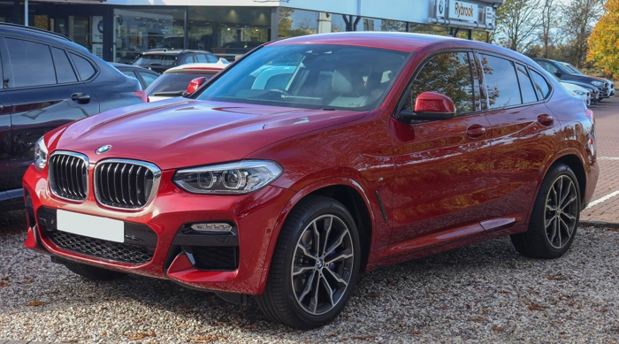 BMW X4 na cor vermelha. Falando sobre mercedes glc vs bmw x4.