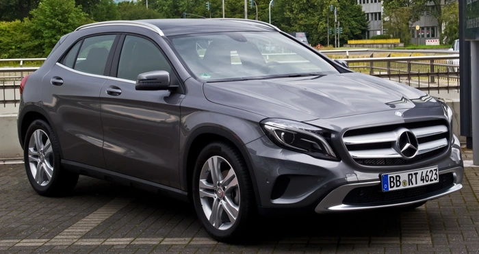 Mercedes GLA 200 na cor cinza escuro. Falando sobre mercedes gla 200 vs bmw x1.