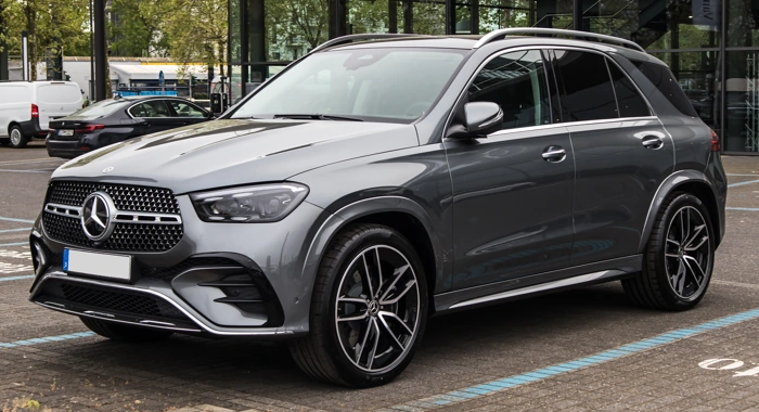 Mercedes-Benz GLW SUV na cor cinza escuro. Falando sobre mercedes gle suv vs bmw x5.