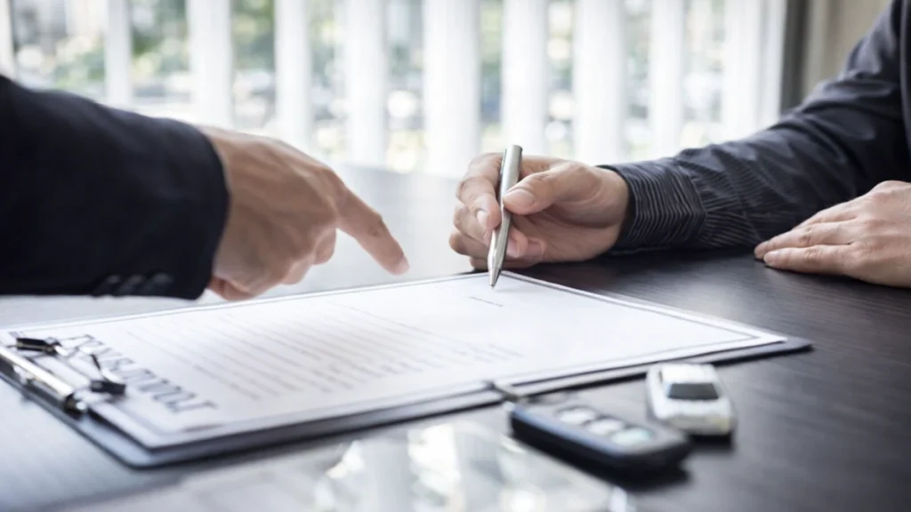 Assinatura de apólice relacionada a como economizar no sinistro do seguro auto