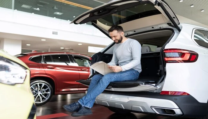 Homem revisando contrato ao analisar o que analisar antes de contratar seguro auto