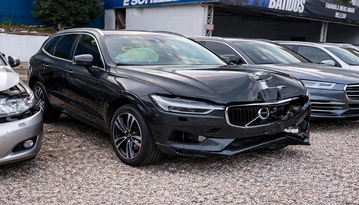 Carro de alto valor danificado ilustrando seguro auto para carros acima de 150 mil