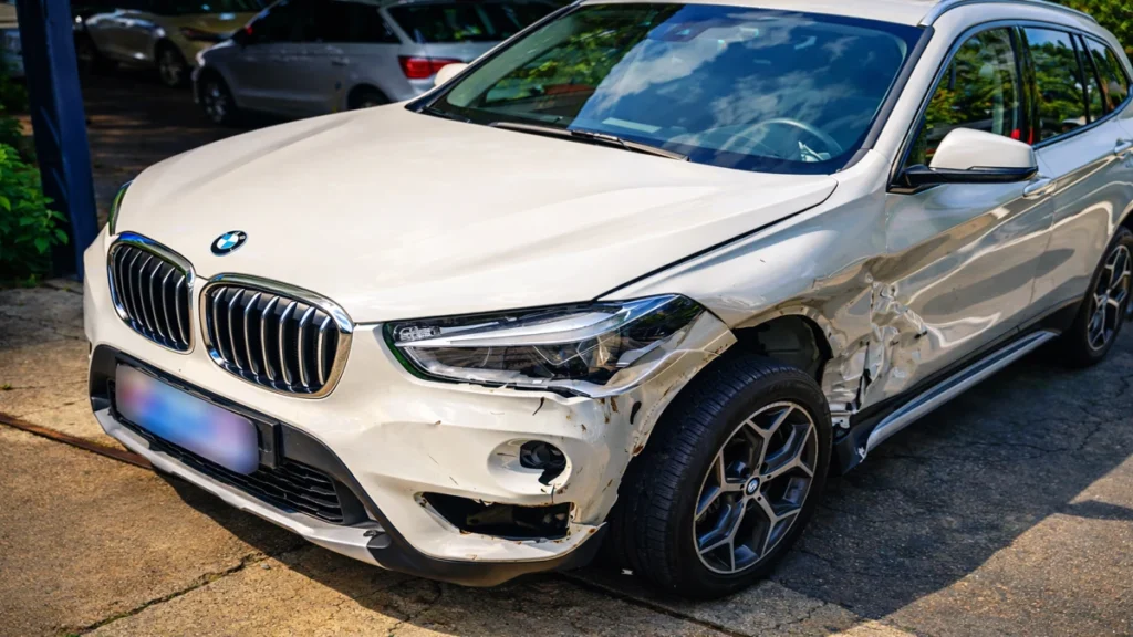 Carro BMW danificado representando atendimento no momento do sinistro