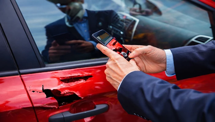 Atendimento no momento do sinistro com registro de danos no veículo