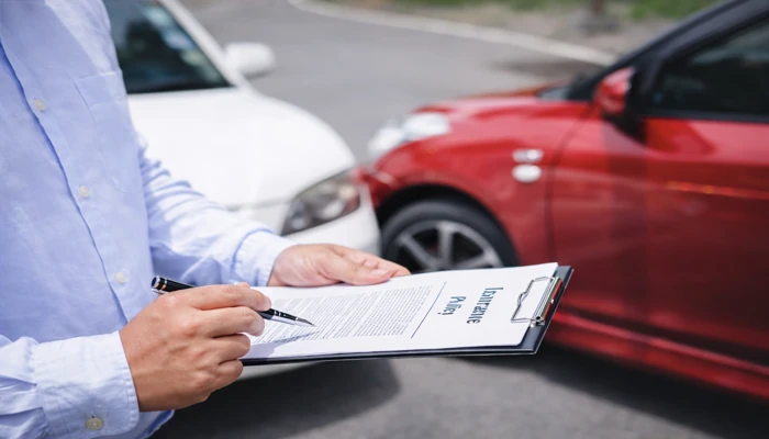 Motorista preenchendo formulário durante atendimento no momento do sinistro após colisão