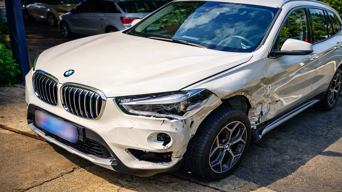 Carro BMW danificado representando atendimento no momento do sinistro