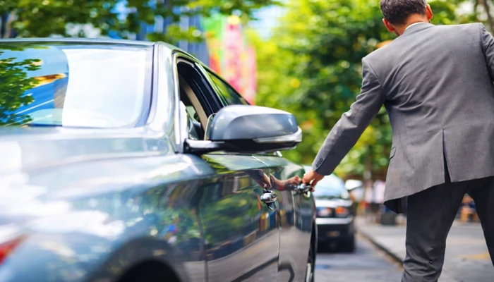 Motorista acessando carro de luxo mostrando como funciona a aprovação de seguros premium