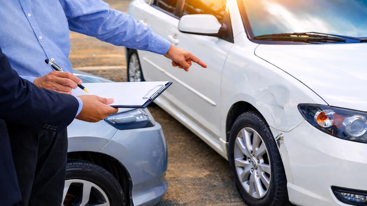 Profissional avaliando veículo após erro no sinistro do seguro auto