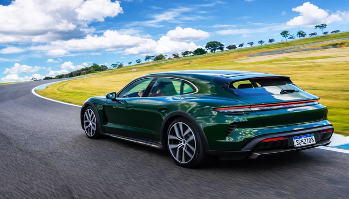 Carro de luxo em estrada representando o que saber antes de contratar seguro auto