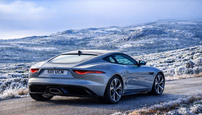 Carro Jaguar de luxo representando cenário de sinistro de carros de alto valor