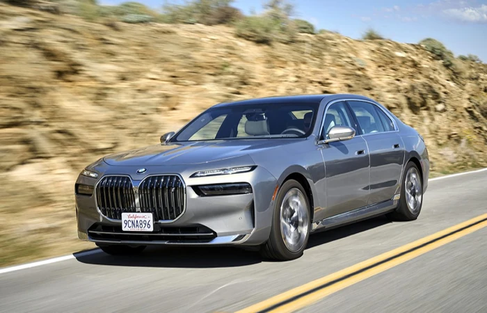 bateria de carro elétrico em BMW elétrico rodando em estrada