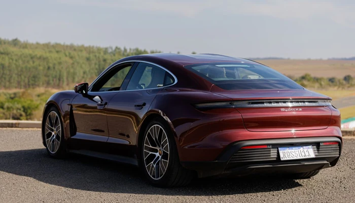 bateria de carro elétrico em Porsche Taycan modelo premium de alto desempenho