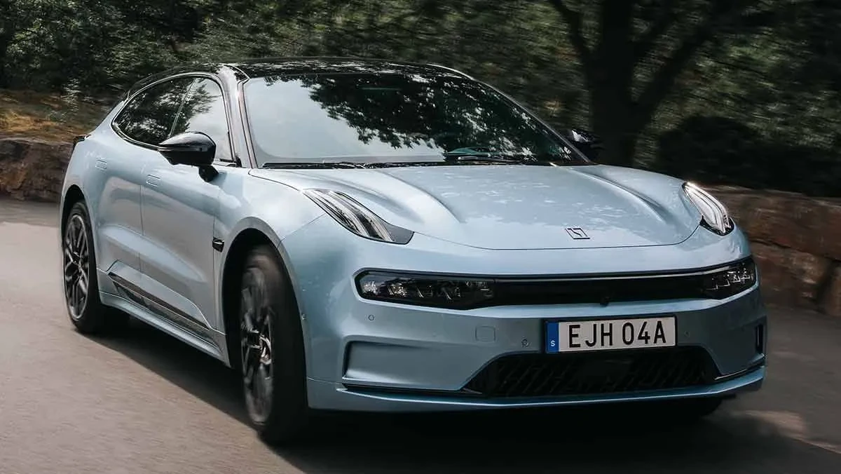 bateria de carro elétrico em veículo moderno rodando em estrada urbana