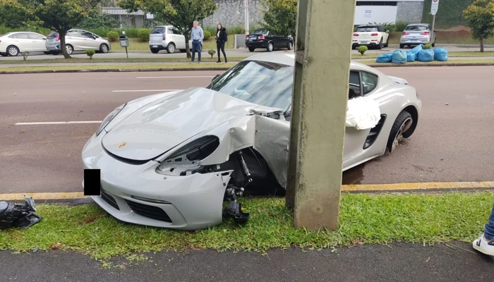 carro de 300 mil sem seguro batido em poste com danos na dianteira