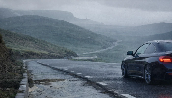 carro de luxo sem seguro dirigindo em estrada molhada com baixa visibilidade