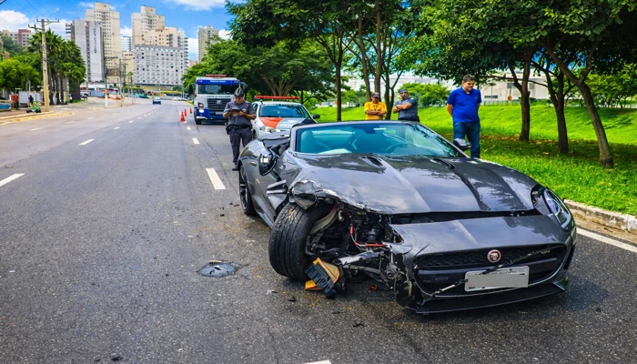 carro de luxo sem seguro batido com danos graves na dianteira em via urbana