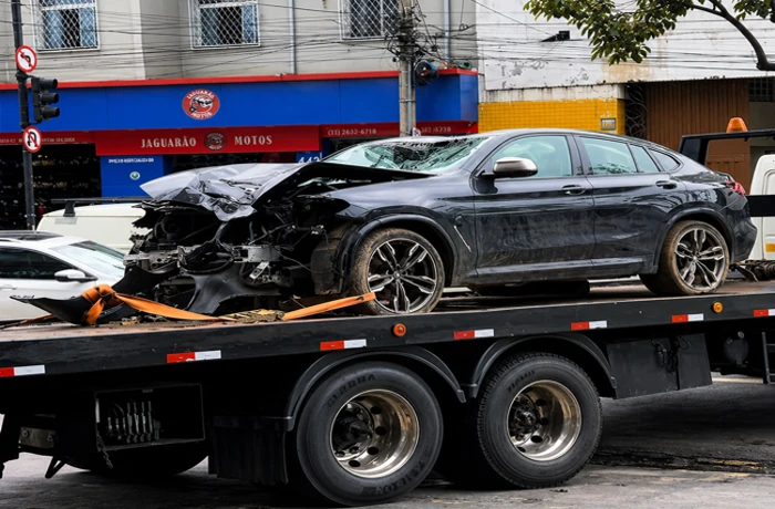 Como diminuir o valor do seguro de um carro após acidente com veículo danificado