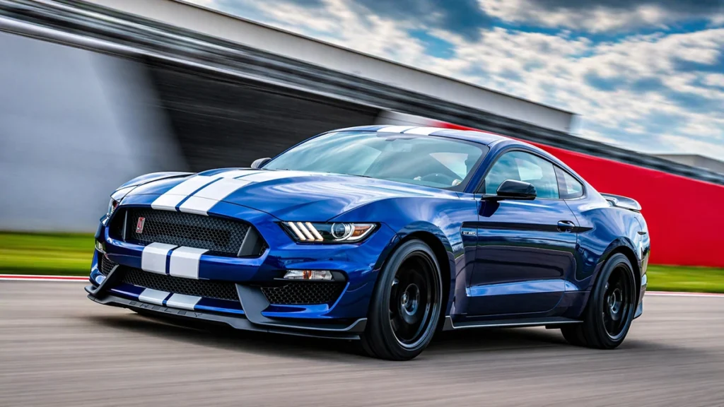 Franquia alta ou baixa em carros caros carro esportivo azul em alta velocidade