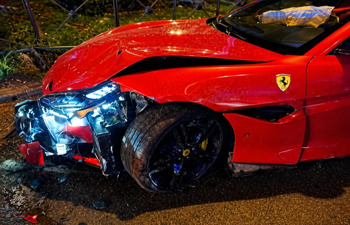 Franquia alta ou baixa em carros caros Ferrari com dano frontal após acidente