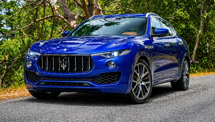 Franquia alta ou baixa em carros caros SUV Maserati azul estacionado