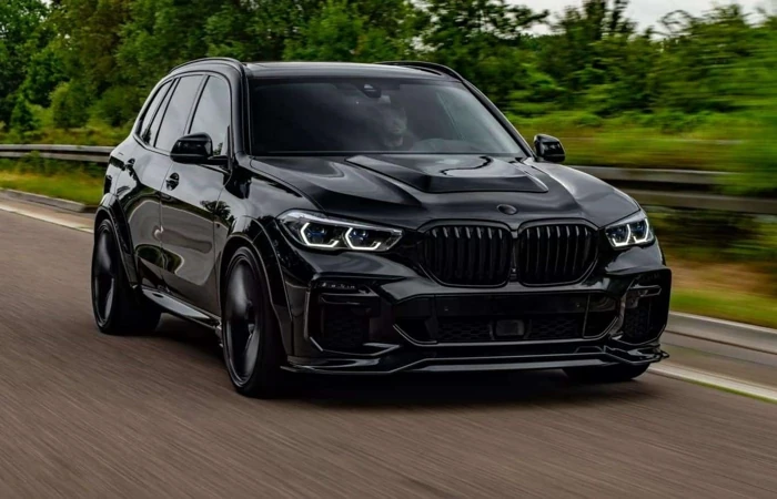 carro premium SUV BMW de alto valor em movimento com seguro caro