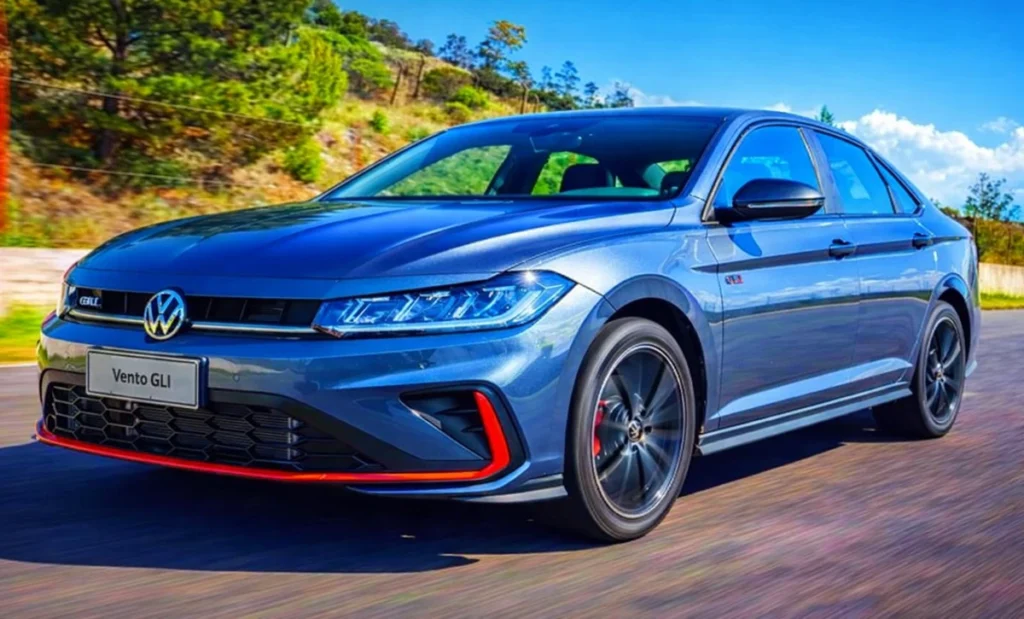 carro acima de 150 mil sedan esportivo em movimento mostrando uso e exposição ao risco