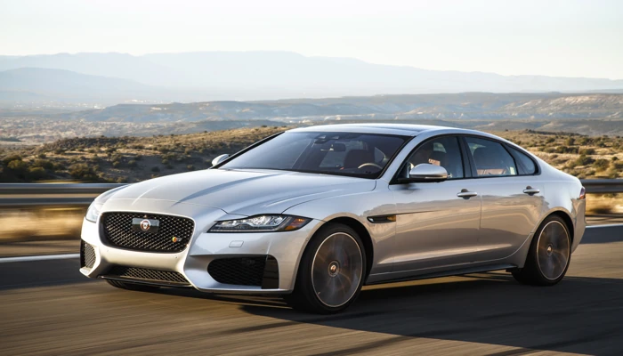 carro premium acima de 150 mil rodando em estrada mostrando valor e risco sem seguro