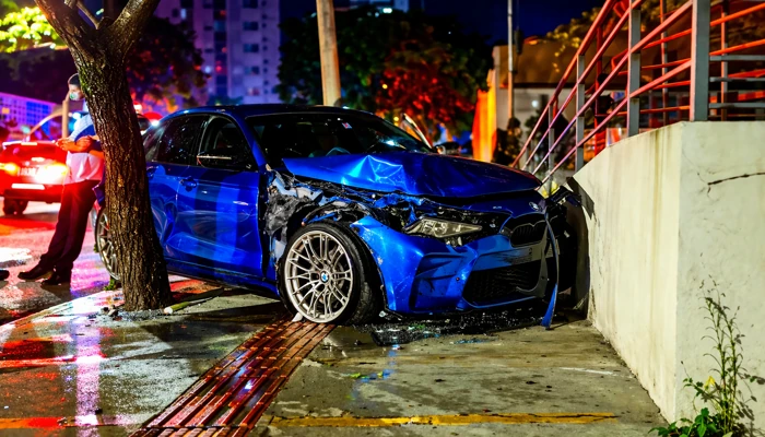 carro de luxo acima de 150 mil batido com danos graves após acidente urbano