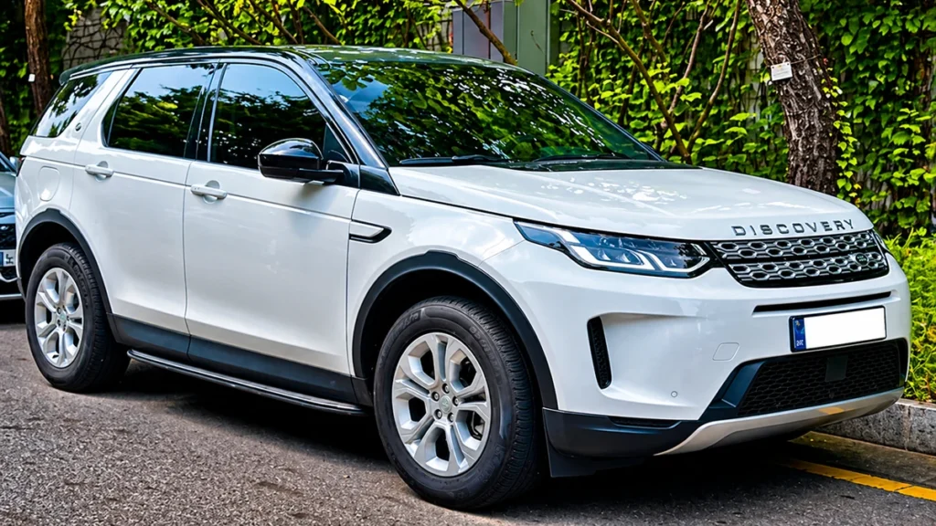 Seguro para carros de luxo é mais caro em quais cidades SUV Discovery estacionado em área urbana