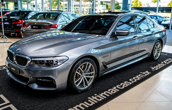 Seguro para carros de luxo é mais caro em quais cidades BMW sedan de luxo em showroom
