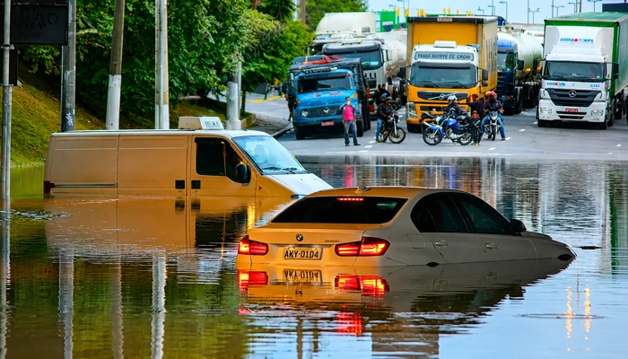 Garagem rua ou prédio muda o valor do seguro com carros presos em alagamento