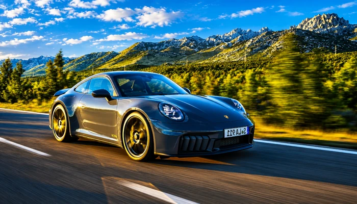 Seguro de carro caro Porsche 911 esportivo em rodovia
