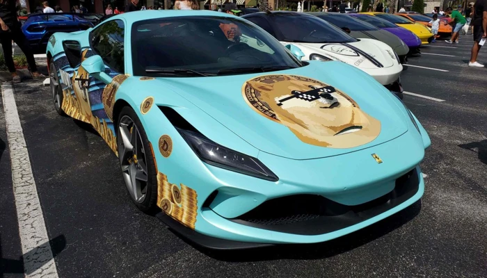 Seguro de carro com modificações para Ferrari azul personalizada com adesivos