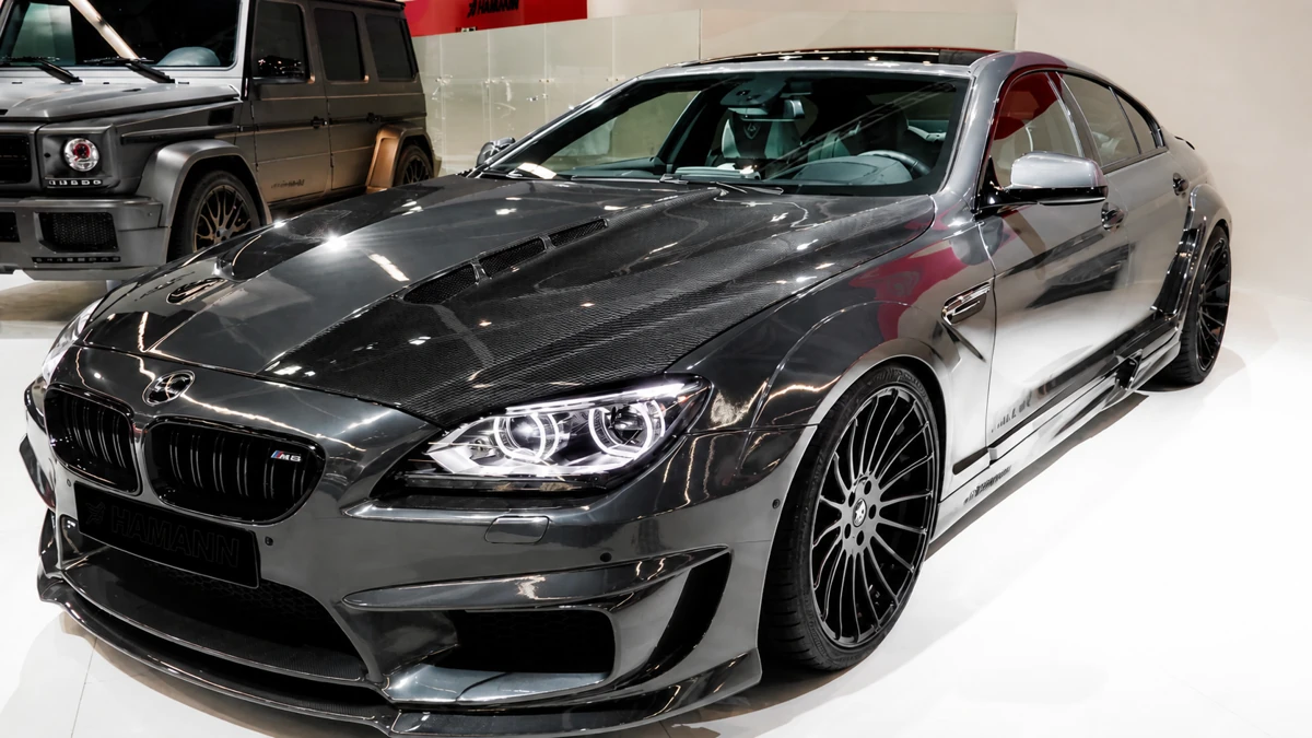 Seguro de carro com modificações para BMW M8 prata com tuning Hamann